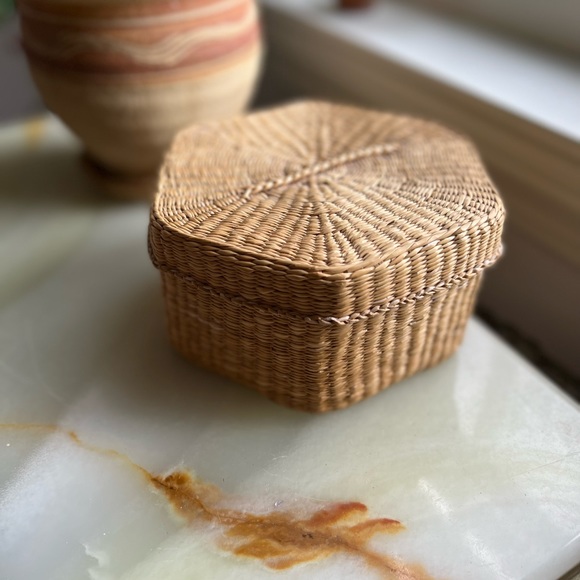 Two rattan natural octagon baskets with lid - Picture 2 of 7